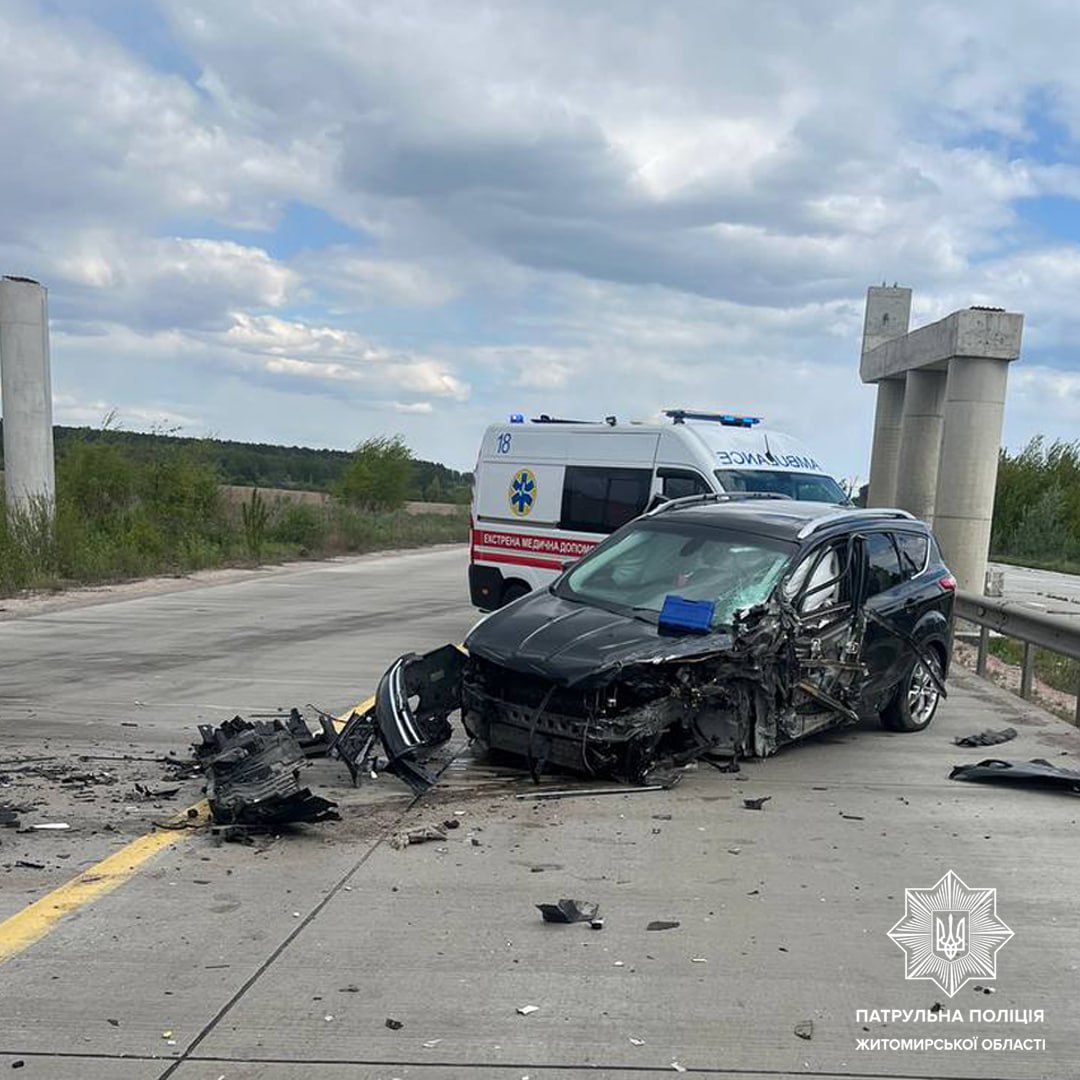 У Житомирському районі зіткнулися вантажівка та легковик, рух транспорту ускладнений