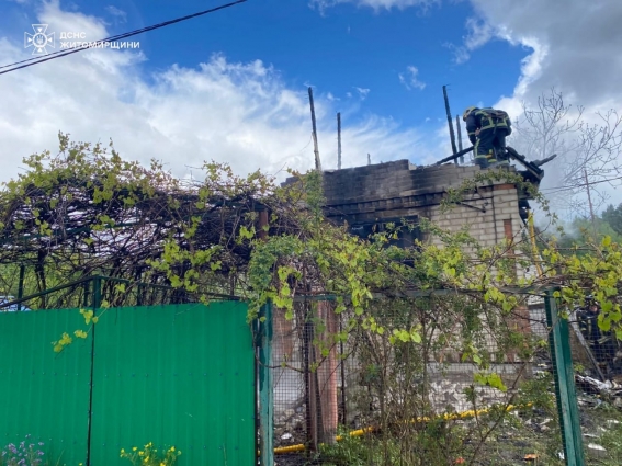 У Житомирському районі упродовж доби рятувальники ліквідували два загоряння дахів приватних осель