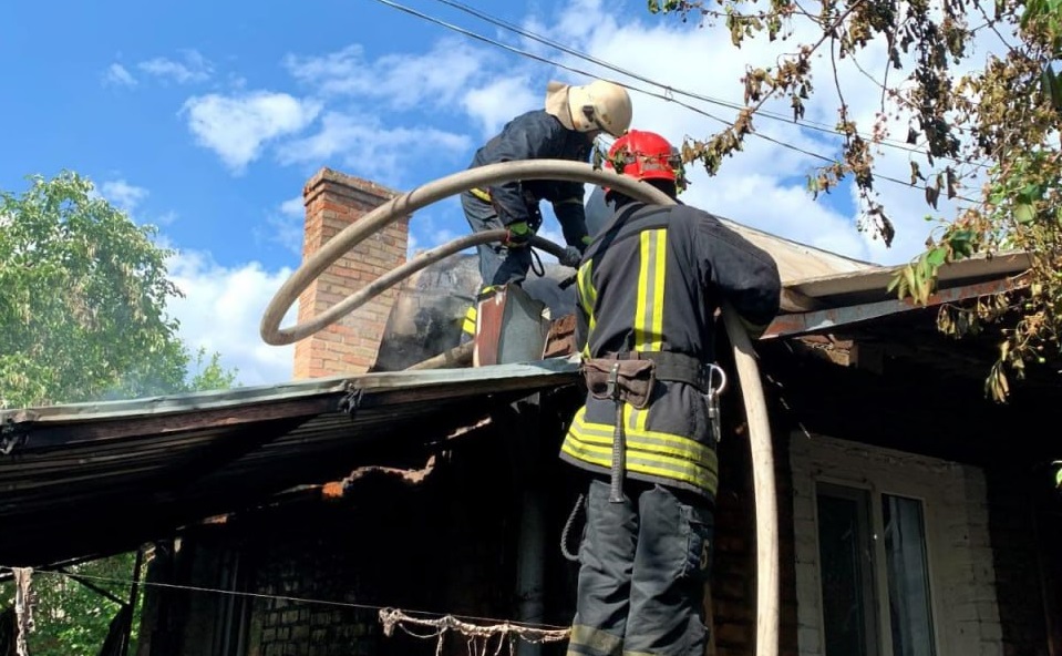 У Бердичеві горів будинок на 4 господаря, вогнем знищено 60 м² покрівлі