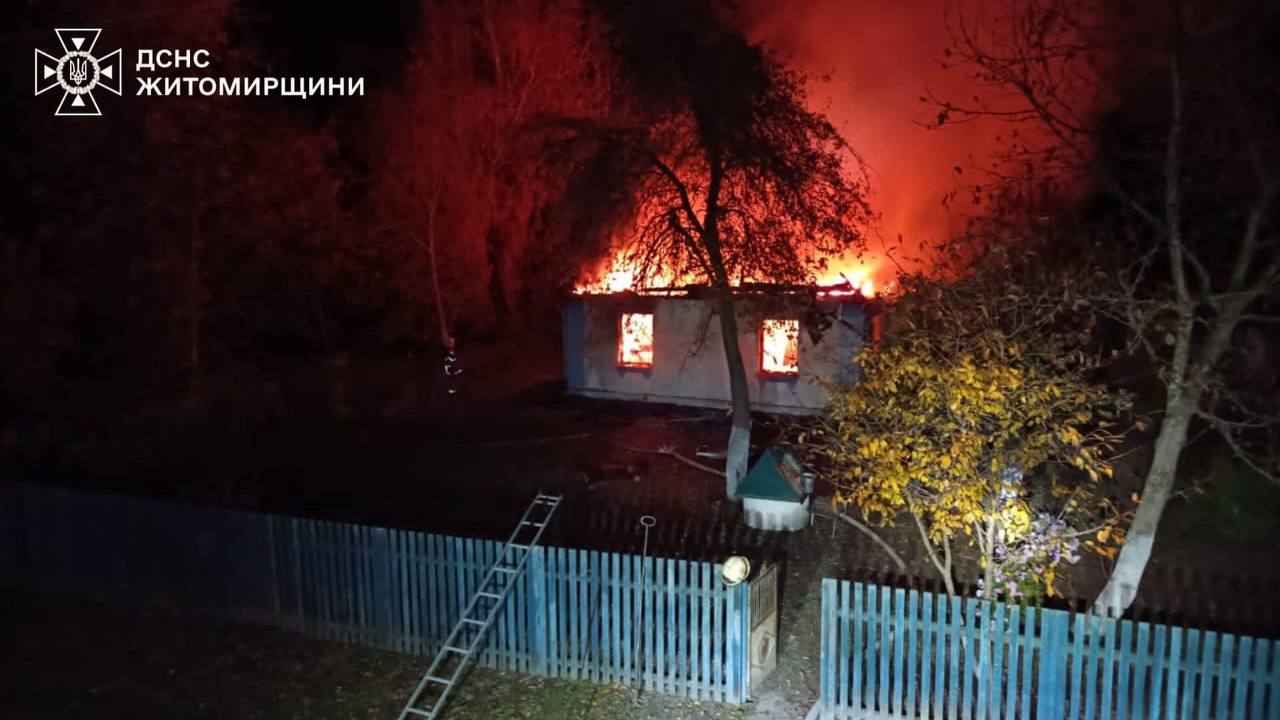 У Житомирському районі під час пожежі в будинку виявлено тіла двох людей