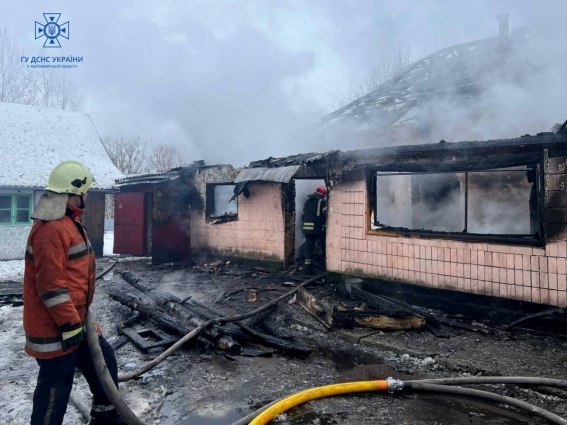 В Ушомирській громаді під час самостійного гасіння пожежі опіки тіла отримав 52-річний чоловік
