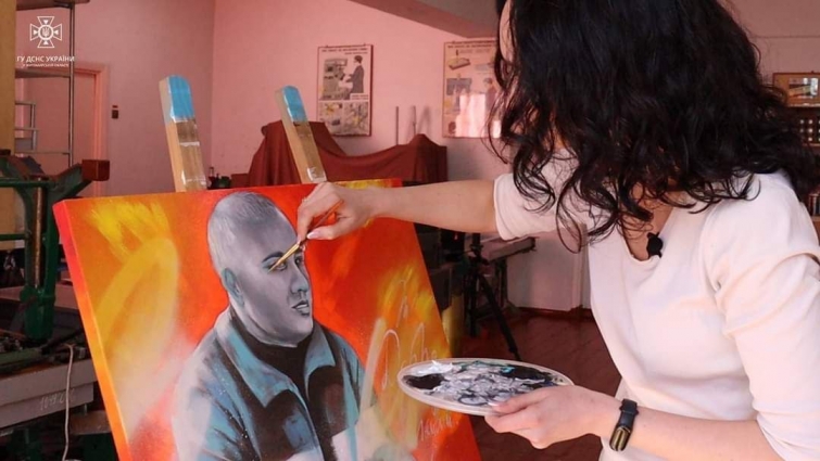 Житомирська художниця готує виставку картин про небезпечну роботу рятувальників під час війни (ФОТО)