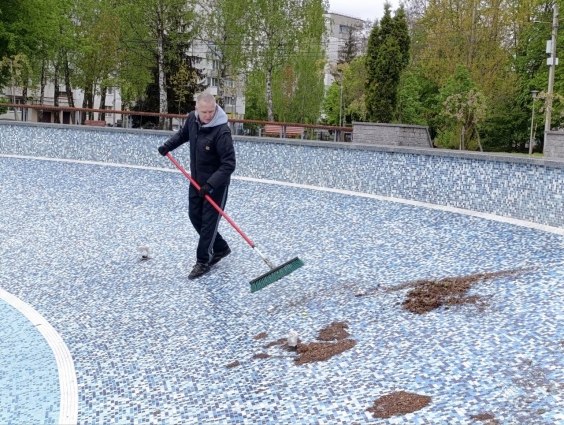 «ЗасмУчений» фонтан на Польовій: працівники водоканалу прибирають водограї після зими