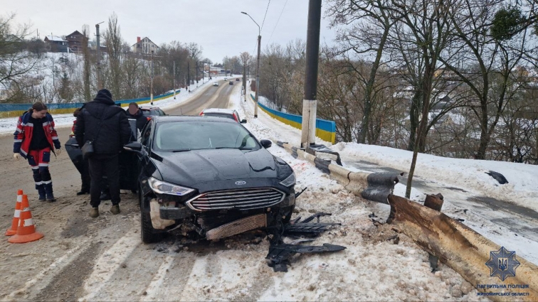 У Житомирі на Подільському мосту сталася ДТП, водійка протаранила колесовідбійник