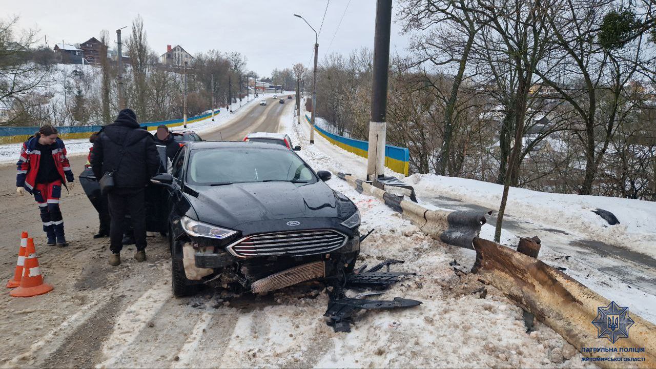 У Житомирі на Подільському мосту сталася ДТП, водійка протаранила колесовідбійник