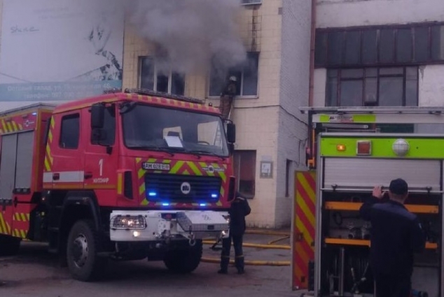 У Житомирі під час пожежів на підприємстві врятували 10 людей, одного з працівників довелося евакуювати через вікно