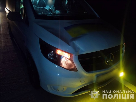 У Лугинській громаді під колеса Mercedes потрапив пішохід, його особу встановлюють