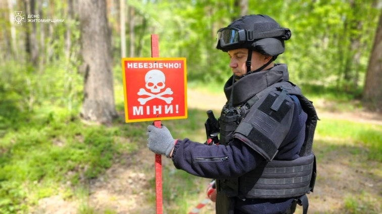 Піротехніки ДСНС Житомирщини розпочали очищення та розмінування лісового масиву в Коростенському районі (ВІДЕО)
