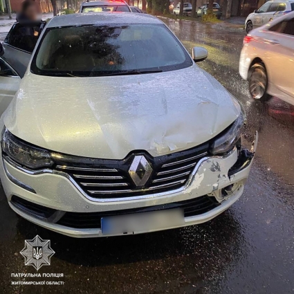 У Житомирі нетверезий водій вчинив ДТП та втік з місця пригоди, на чоловіка склали адмінматеріали