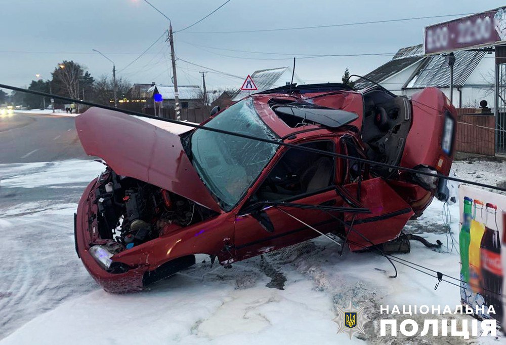 У Тетерівці водій автомобіля Honda влетів в стовп, є постраждалі (ФОТО)