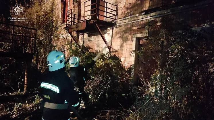 Подробиці пожежі в будинку культури в смт Червоне Бердичівського району: вогнем знищена покрівля