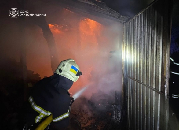 У Бердичеві ліквідували пожежу в будівлі магазину: вогнем знищено частину покрівлі та дрова