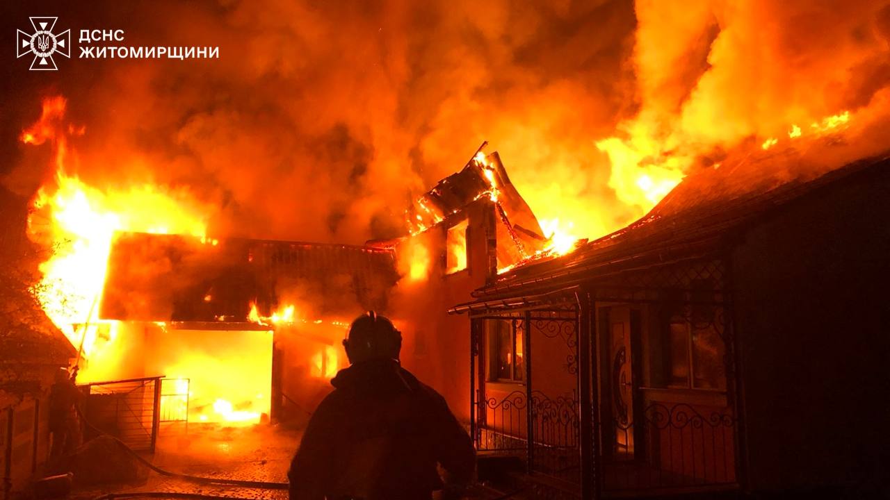 У Житомирському районі рятувальники ліквідували пожежу в приватному домогосподарстві