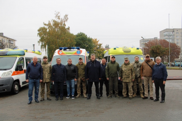 У Житомирі для військових передали 6 реанімобілів, 23 апарати штучної вентиляції легень та 2 дрони Mavic (ФОТО)