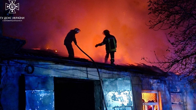 У Житомирі горів склад, вогонь знищив покрівлю на площі 200 кв. м та майно (ФОТО)
