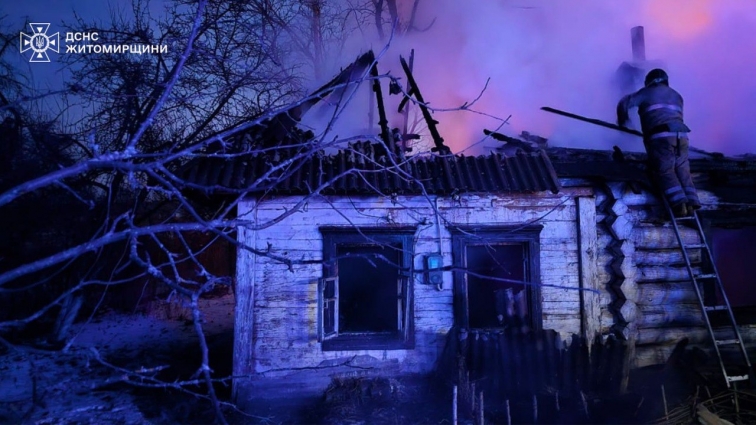 У Коростенському районі під час пожежі в будинку продуктами горіння отруїлися 57-річний чоловік та 81-річна жінка, вона померла в лікарні