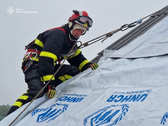 У Коростишеві рятувальники надають допомогу населенню після ворожих атак