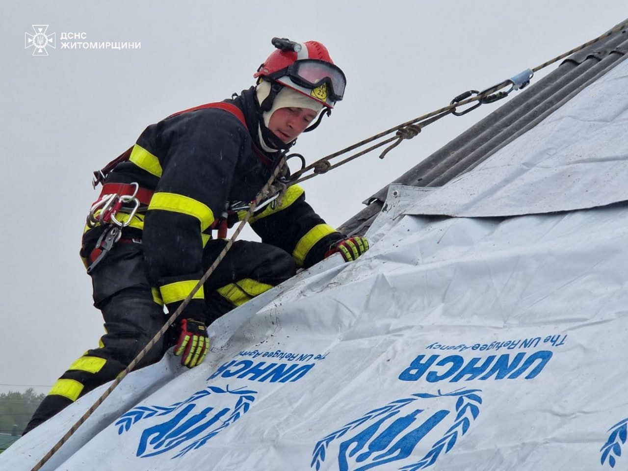 У Коростишеві рятувальники надають допомогу населенню після ворожих атак