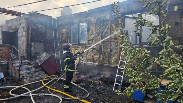 У селі Іванівка рятувальники ліквідували пожежу в житловому будинку та гаражі