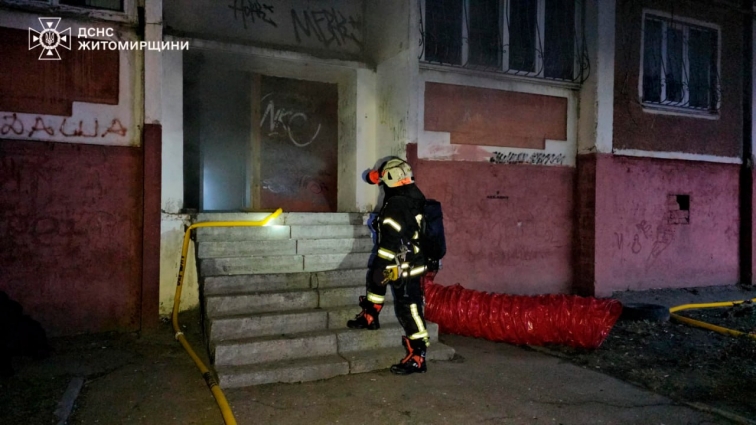 У Житомирі в підвалі багатоповерхівки горіло сміття, під час пожежі травми отримав 46-річний чоловік