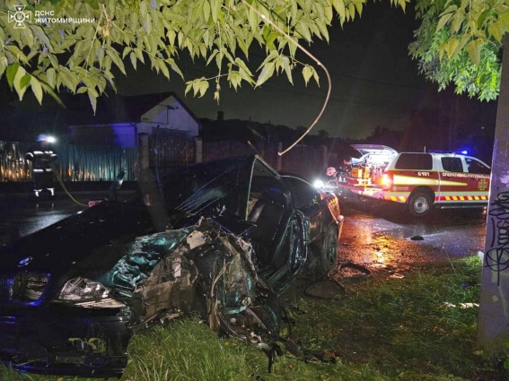 У Бердичеві рятувальники деблокували водія з понівеченої внаслідок ДТП автівки