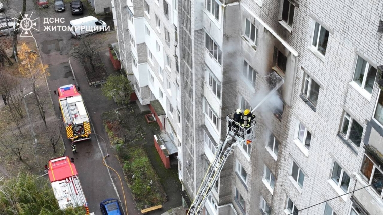 У Житомирі під час пожежі в багатоповерхівці врятували чоловіка, він в лікарні