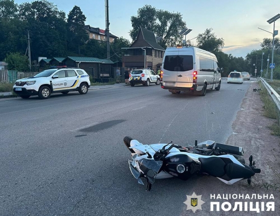 У Коростишеві неповнолітній водій мотоцикла «Kawasaki» збив велосипедистку, обоє людей в лікарні