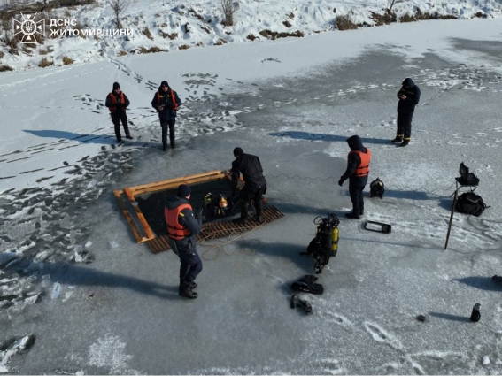 У Житомирському районі водолази підняли з дна водойми вибухонебезпечний предмет (ВІДЕО)