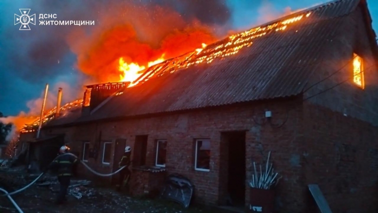 У Житомирському районі рятувальники ліквідували пожежу у приміщенні деревообробного цеху