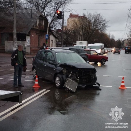 У Житомирі зіткнулись Renault та Ford: водійка проїхала на червоний сигнал світлофора (ФОТО)