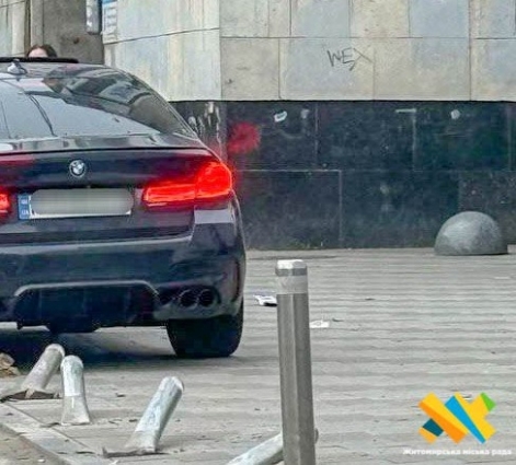 У Житомирі розшукали та притягнули до відповідальності водія, який зніс стовпчики на Михайлівській