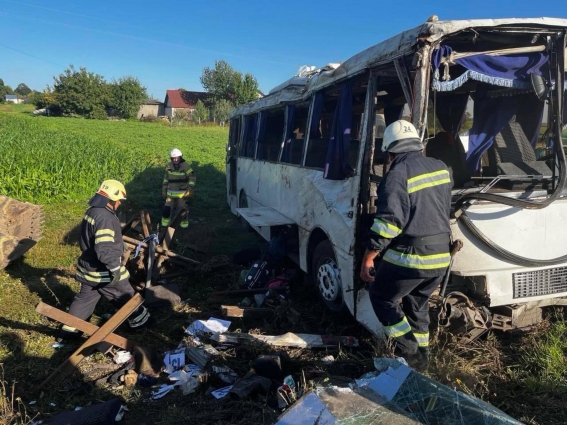 13 дітей з Житомирщини, які перекинулись в автобусі на Хмельниччині, лікуються в стаціонарі, із них 4 в тяжкому стані