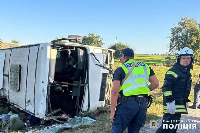 На Хмельниччині перекинувся автобус з дітьми з Житомирщини, супроводжуючий та 12-річна дівчинка загинули