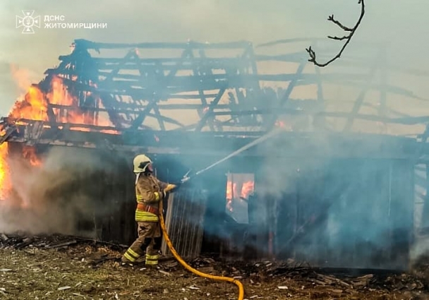 У Коростенському районі через спалювання сухої трави, загорілася господарча будівля та будинок