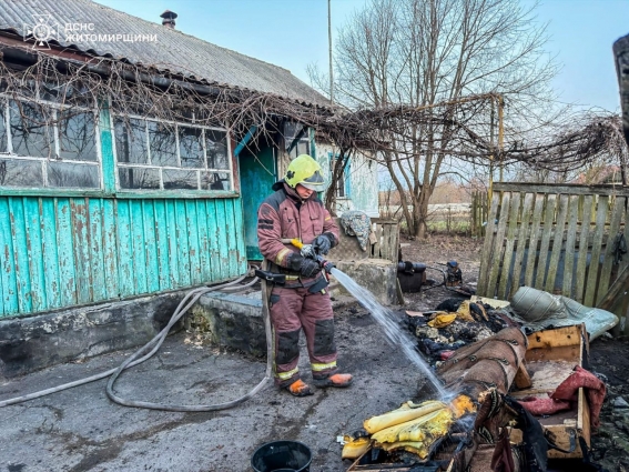 У Житомирському районі під час пожежі в будинку опіки обличчя, дихальних шляхів та руки отримав 52-річний чоловік