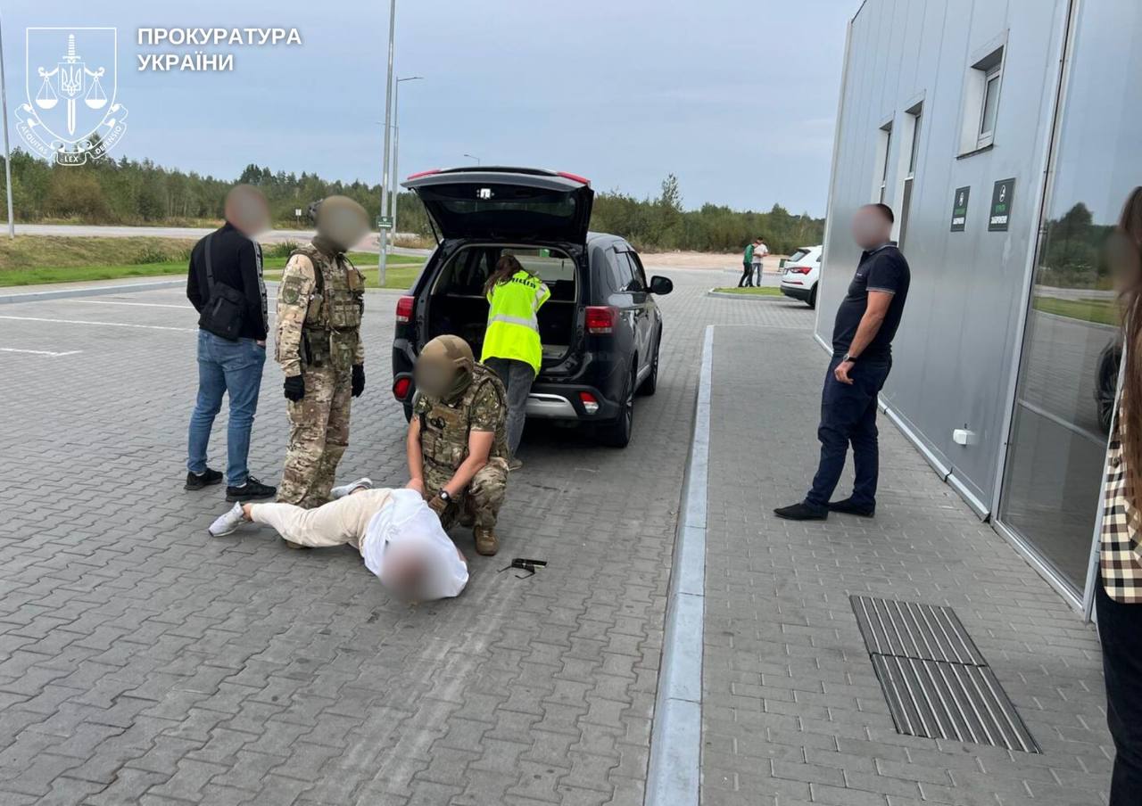 На Житомирщині засуджено двох осіб, які вимагали 15 тис. доларів США неіснуючого боргу у судді