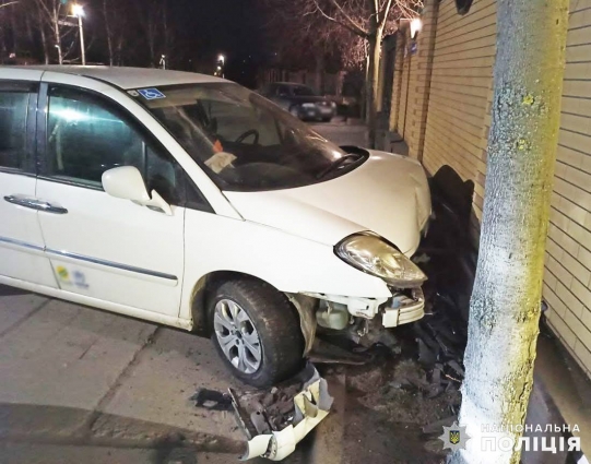 У Житомирі водій Citroen в'їхав у паркан: в ДТП травми отримали двоє людей, вони в лікарні