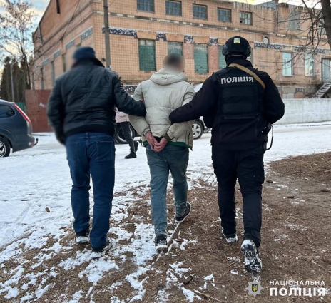 У Довбиші троє чоловіків викрали односельчанина, вивезли до лісу та вибивали зізнання у вчинені крадіжки