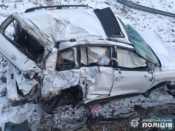 На Звягельщині Land Cruiser з'їхав у кювет: в ДТП травмувалися двоє людей