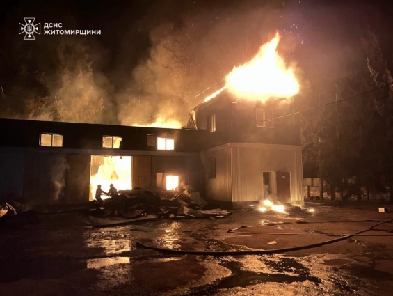 У Житомирському районі рятувальники ліквідували пожежу на деревопереробному підприємстві