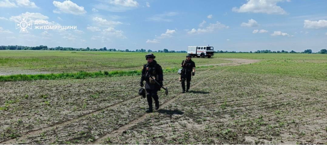 У Житомирському районі селяни знайшли на полі три сучасних боєприпаси: їх знешкодили піротехніки