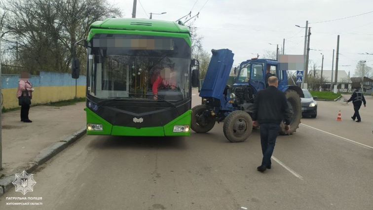 У Житомирі на Покровський трактор в'їхав у тролейбус