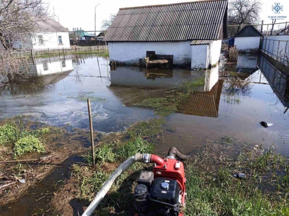 У Житомирі та області рятувальники відкачали понад 2 тис. кубометрів води з приватних садиб, ще 1500 – з підвалу ліцею