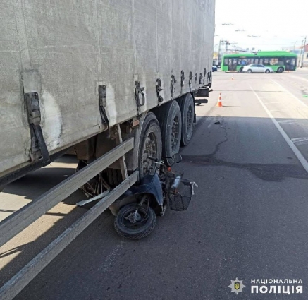 У Житомирі під колеса вантажівки потрапив 73-річний чоловік, він в лікарні