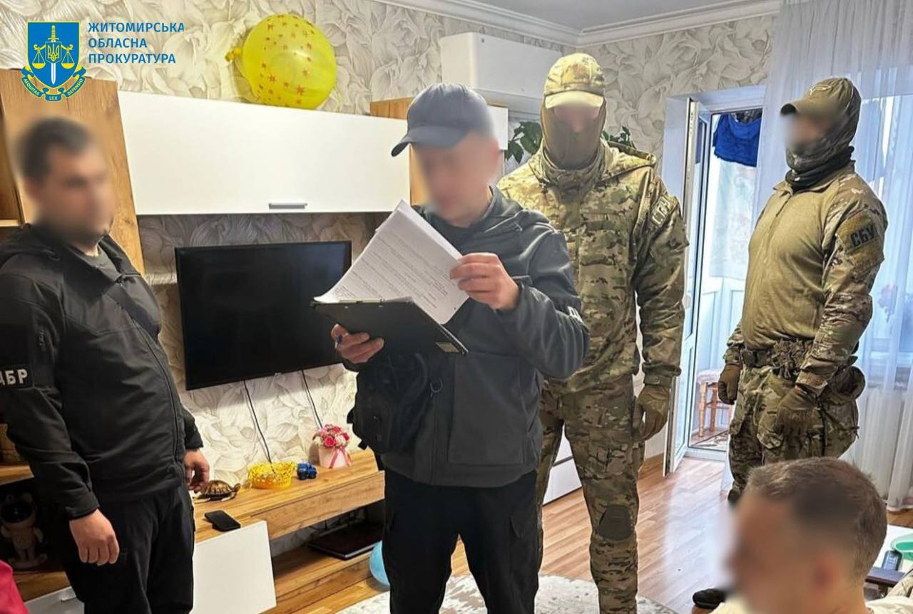 Двом керівникам виправних установ на Житомирщині повідомлено про підозру у вимаганні коштів у засудженого