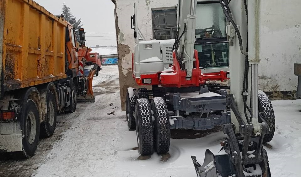 Комунальники передали військовим екскаватор