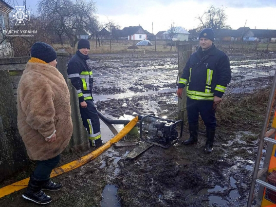 Відкачували воду, прибирали 5 повалених дерев, рятували людей: працівники ДСНС ліквідовують наслідки негоди на Житомирщині