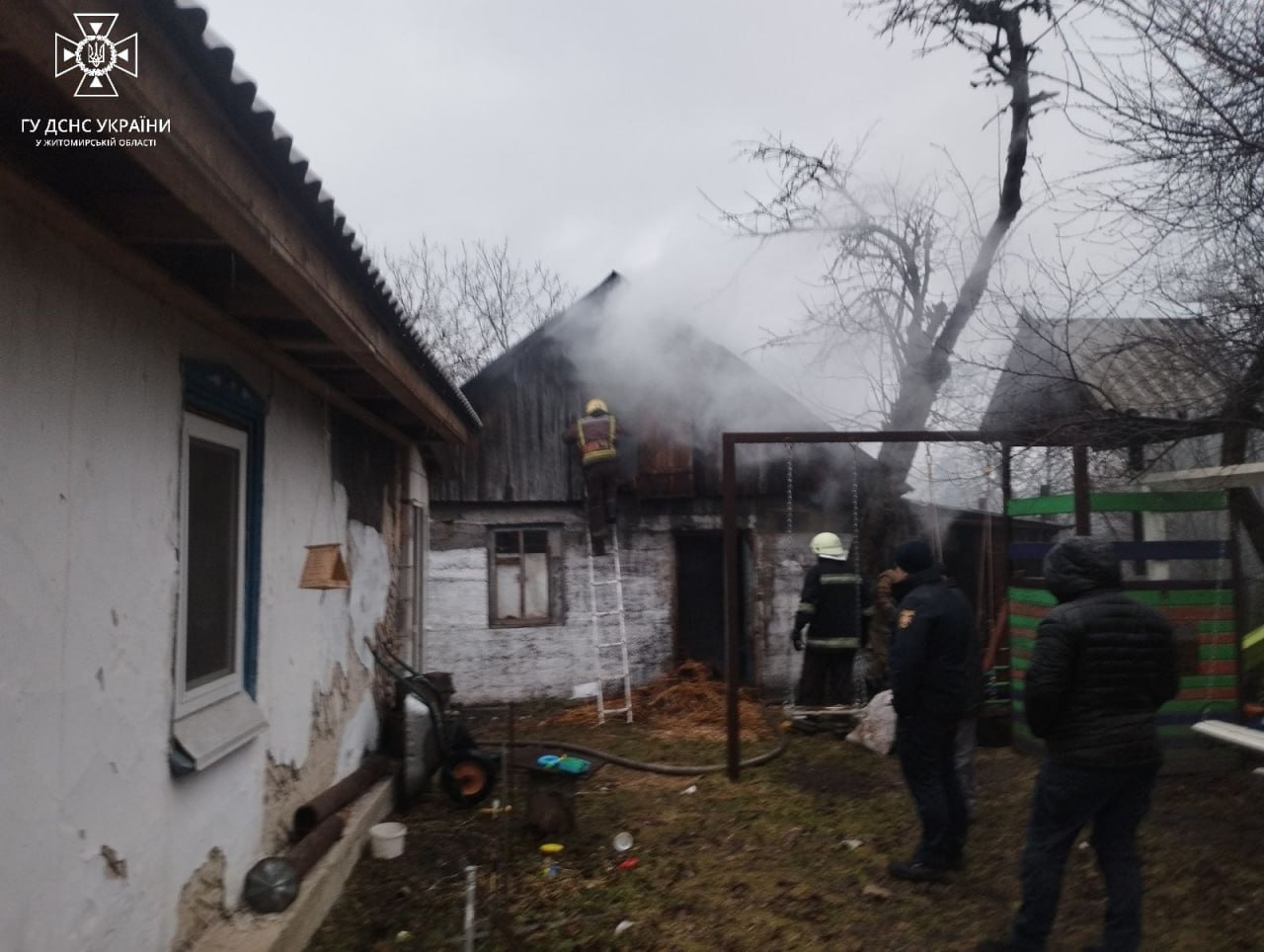 У Звягелі бійці ДСНС врятували приватне домоволодіння від знищення вогнем