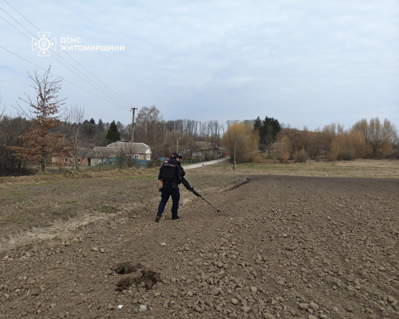 У Бердичівському районі піротехніки ДСНС знищили артснаряд часів Другої світової війни