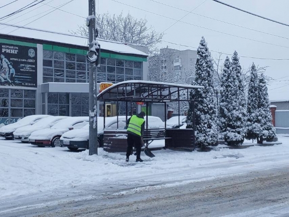 У Житомирі з ночі на дорогах працює спецтехніка, яка розчищає сніг (ФОТО)